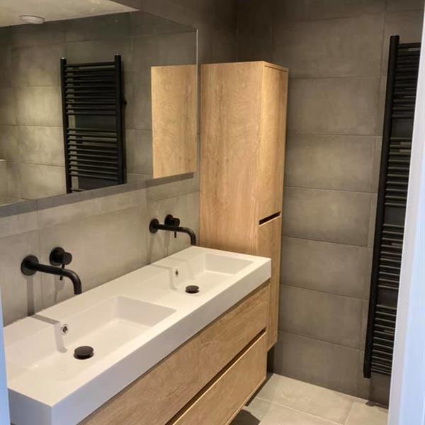 Badkamer met 30x60 en 60x60 grijze tegels | RMB Tegels & Sanitair