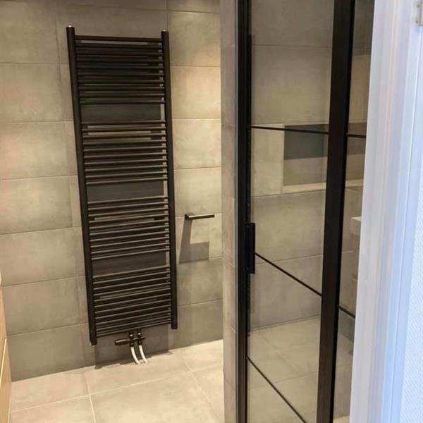 Badkamer met 30x60 en 60x60 grijze tegels | RMB Tegels & Sanitair