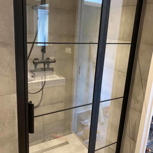 Badkamer met 30x60 en 60x60 grijze tegels | RMB Tegels & Sanitair