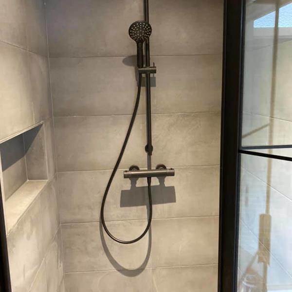 Badkamer met 30x60 en 60x60 grijze tegels | RMB Tegels & Sanitair