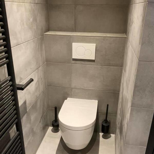 Badkamer met 30x60 en 60x60 grijze tegels | RMB Tegels & Sanitair