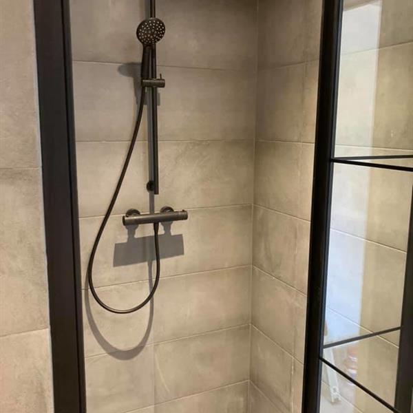 Badkamer met 30x60 en 60x60 grijze tegels | RMB Tegels & Sanitair