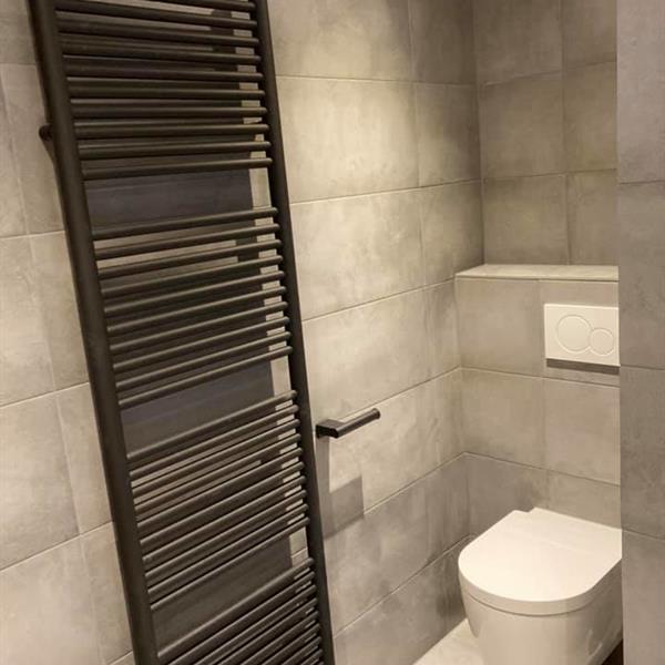 Badkamer met 30x60 en 60x60 grijze tegels | RMB Tegels & Sanitair