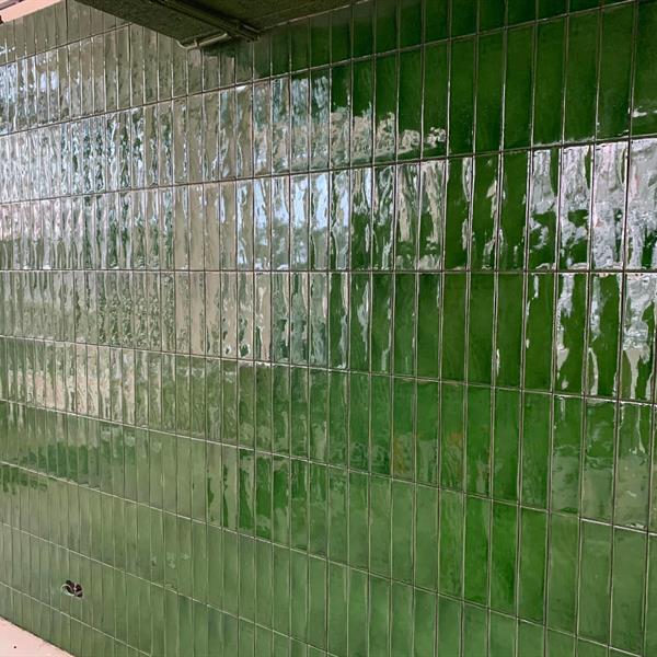 Ruimte met 25x10 groene wandtegels | RMB Tegels & Sanitair