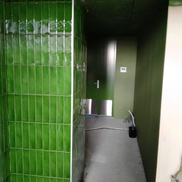 Ruimte met 25x10 groene wandtegels | RMB Tegels & Sanitair