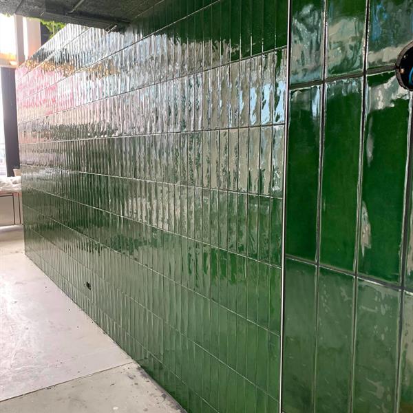 Ruimte met 25x10 groene wandtegels | RMB Tegels & Sanitair