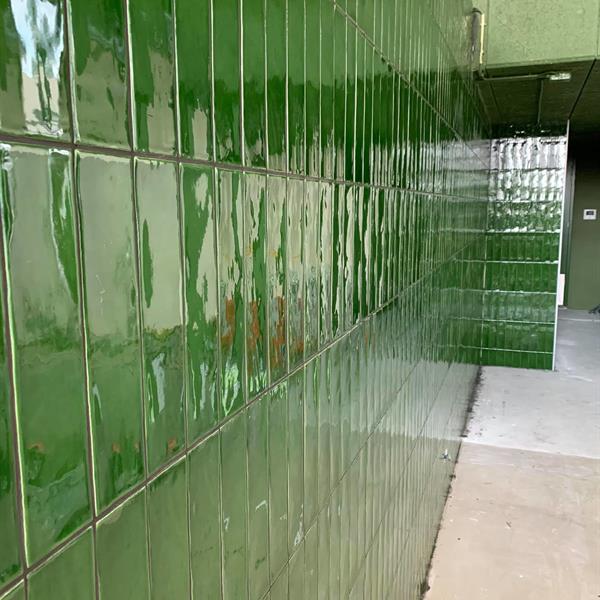 Ruimte met 25x10 groene wandtegels | RMB Tegels & Sanitair