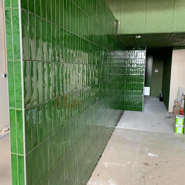 Ruimte met 25x10 groene wandtegels | RMB Tegels & Sanitair