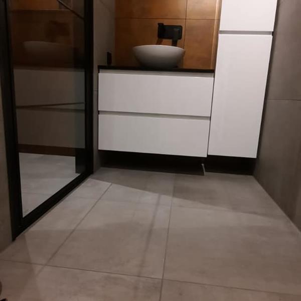 Badkamer met 60x60 gouden tegels | RMB Tegels & Sanitair