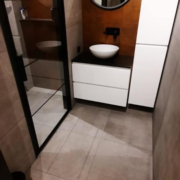 Badkamer met 60x60 gouden tegels | RMB Tegels & Sanitair