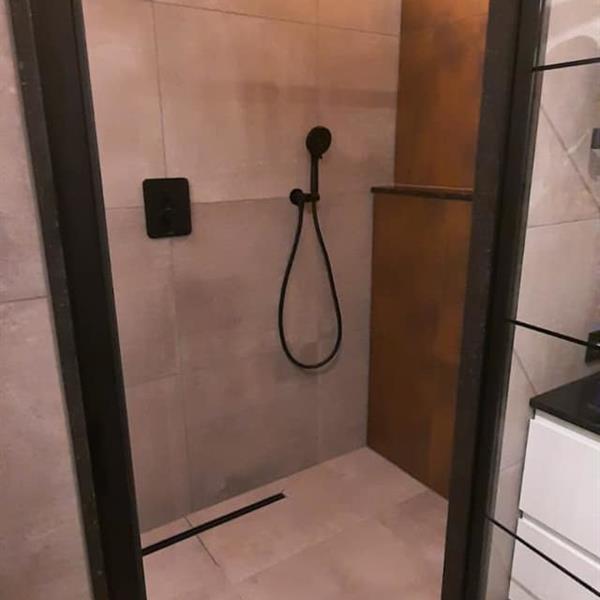 Badkamer met 60x60 gouden tegels | RMB Tegels & Sanitair