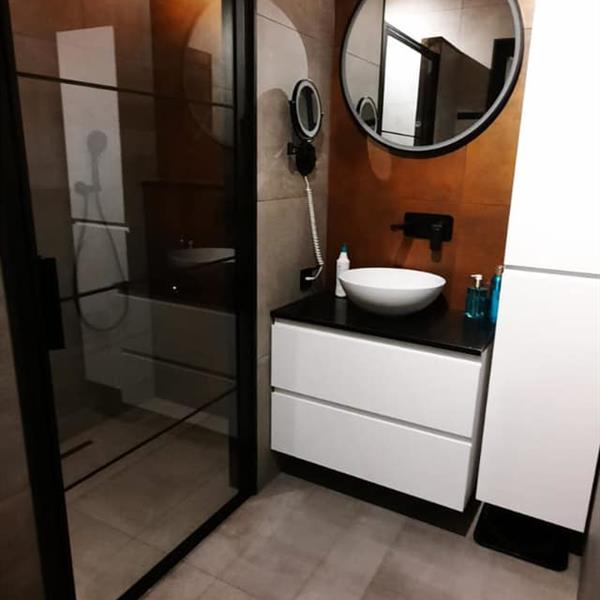 Badkamer met 60x60 gouden tegels | RMB Tegels & Sanitair